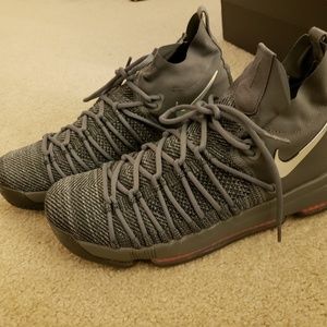 Men's Nike KD 9 Elite Sneakers Gray and Dark Purpl